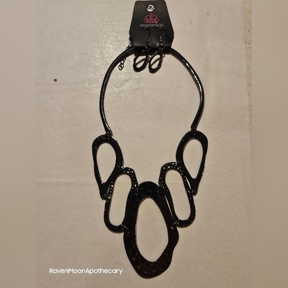 New Paparazzi Necklace and Earrings - Picture 1 of 3